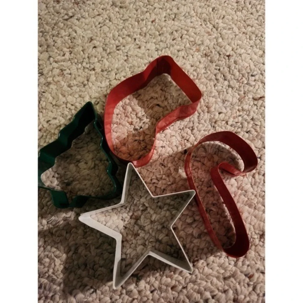 4 Medium Christmas Themed metal‎ Cookie Cutters